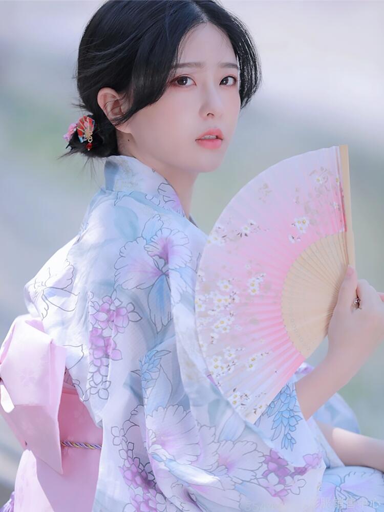 Elegant Floral Yukata Set – 4-Piece Set (Yukata, White Obi Belt, Folding Fan & Hair Accessory)